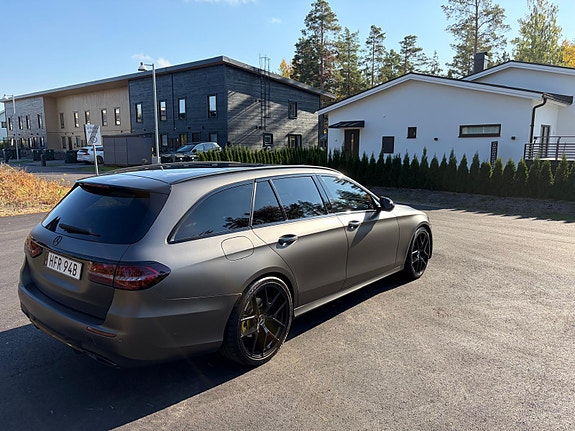 Mercedes-Benz E220 2 of 16