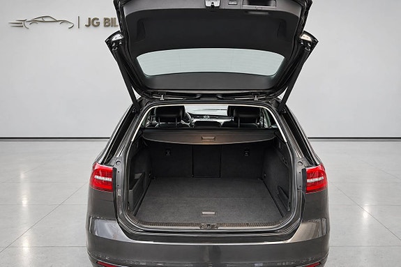 Volkswagen Passat 7 of 29