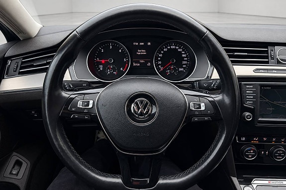 Volkswagen Passat 18 of 29