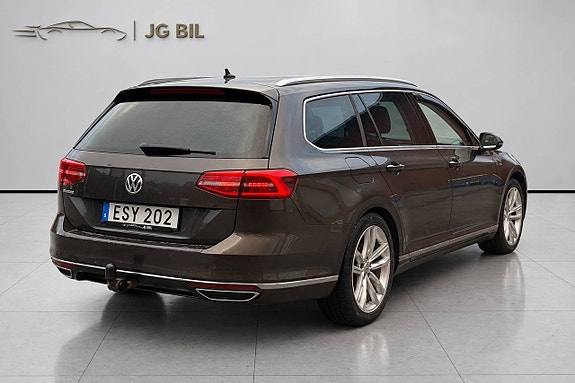 Volkswagen Passat 8 of 29