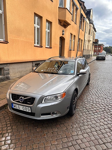 Volvo V70 2 of 5