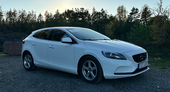 Volvo V40 2 of 8