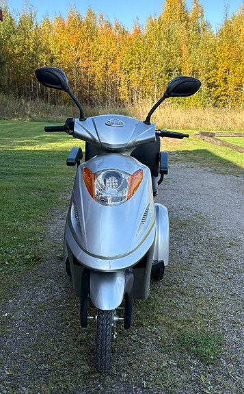 Eloped Scooter 2 of 4