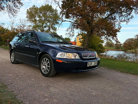 Volvo V40 2 of 9