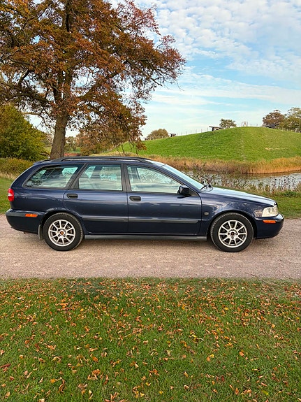 Volvo V40 3 of 9