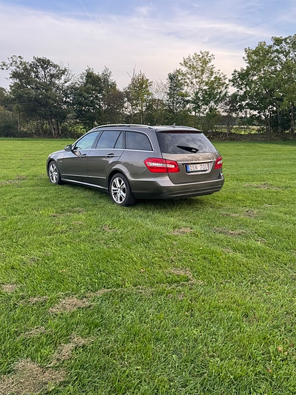 Mercedes-Benz E220 3 of 4