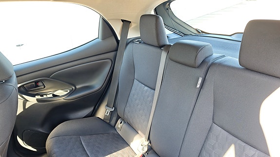 Toyota Yaris 10 of 15