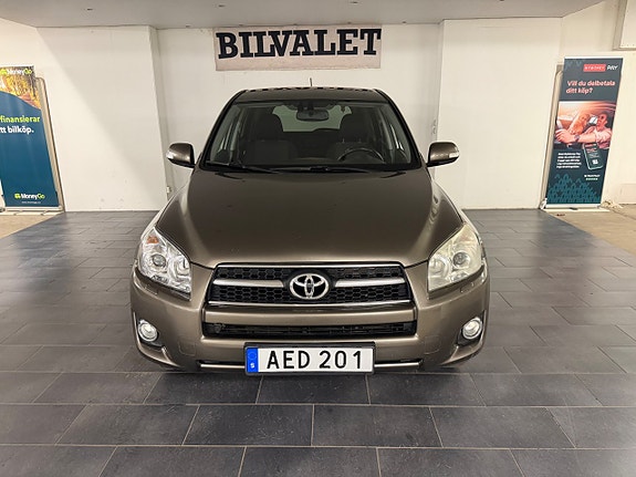 Toyota RAV4 2 of 18