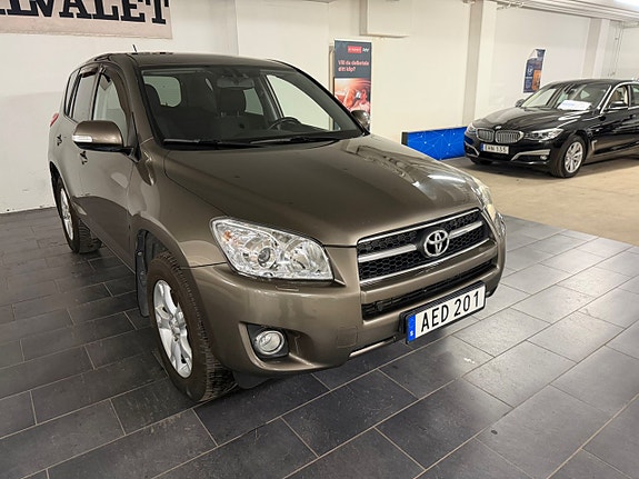 Toyota RAV4 3 of 18