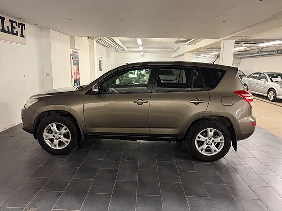 Toyota RAV4 9 of 18