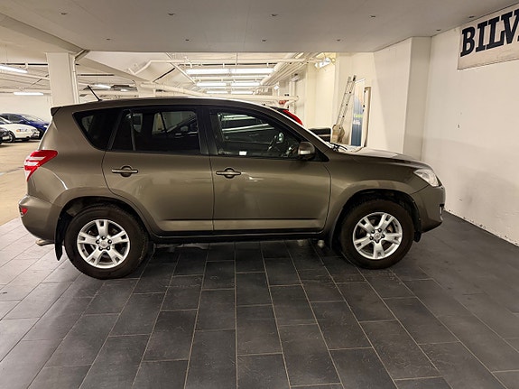 Toyota RAV4 8 of 18