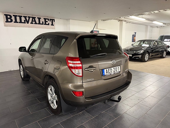 Toyota RAV4 4 of 18