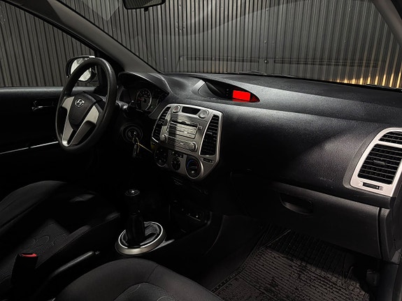 Hyundai i20 10 of 16