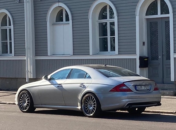 Mercedes-Benz CLS500 3 of 9