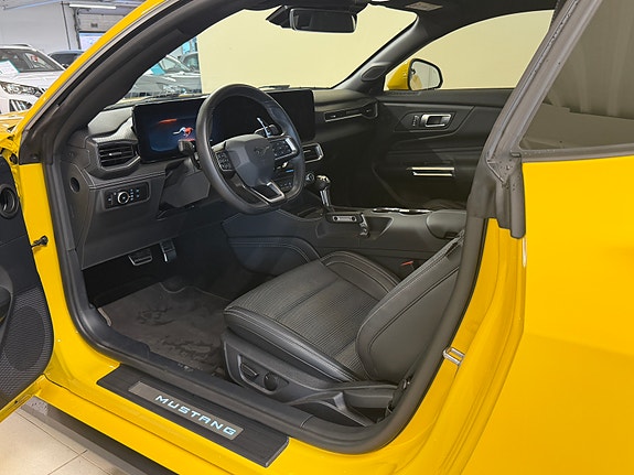 Ford Mustang 6 of 8