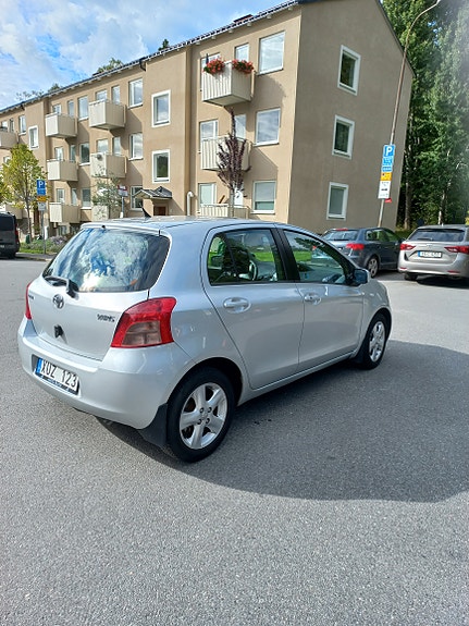 Toyota Yaris 2 of 6