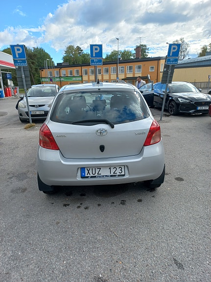 Toyota Yaris 4 of 6