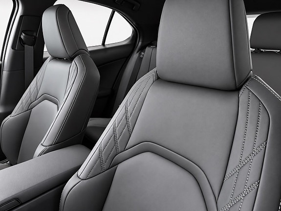 Lexus UX300h 5 of 7