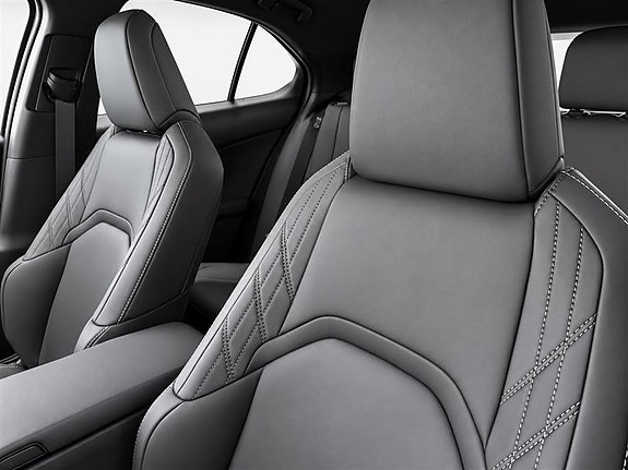 Lexus UX300h 5 of 7