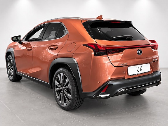 Lexus UX300h 2 of 7