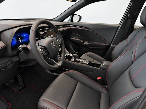 Lexus LBX 4 of 8