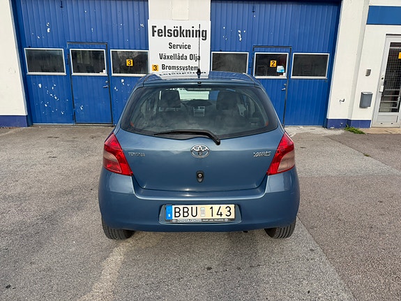 Toyota Yaris 5 of 7