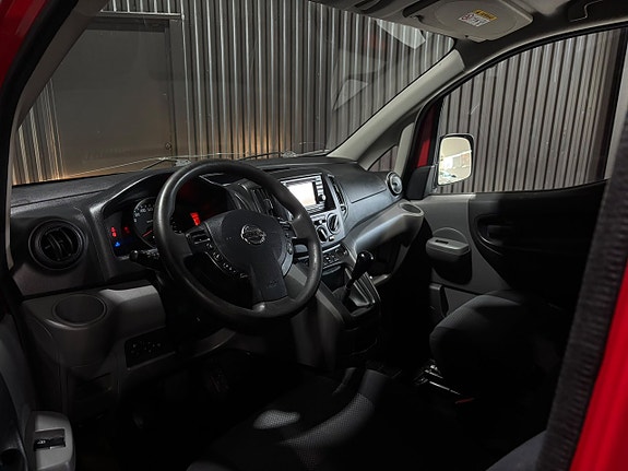 Nissan NV200 10 of 17