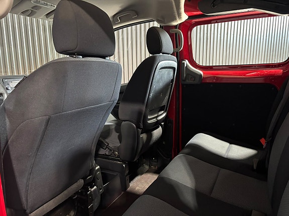 Nissan NV200 13 of 17