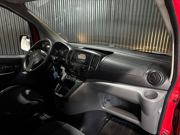 Nissan NV200 9 of 17