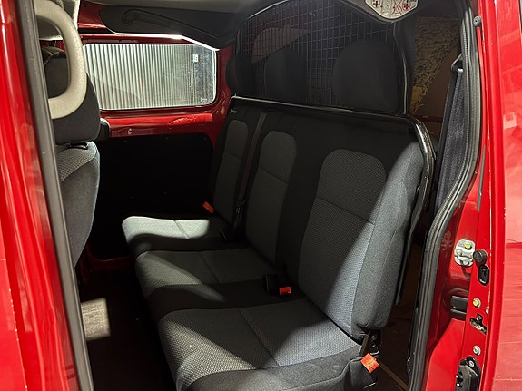 Nissan NV200 8 of 17