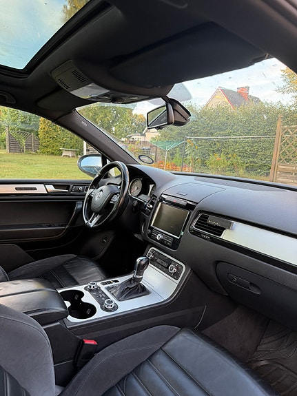 Volkswagen Touareg 2 of 6