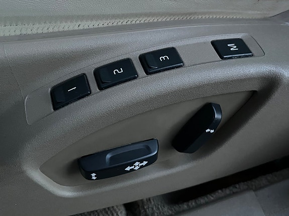 Volvo XC70 14 of 23