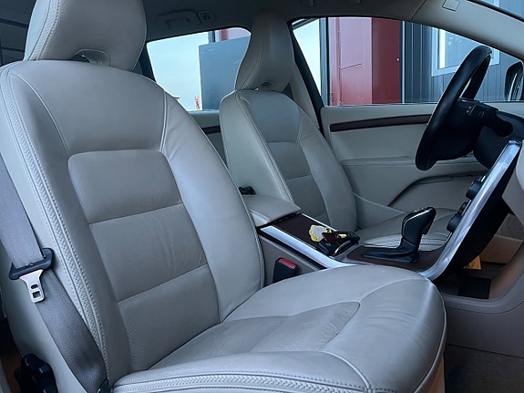 Volvo XC70 11 of 23
