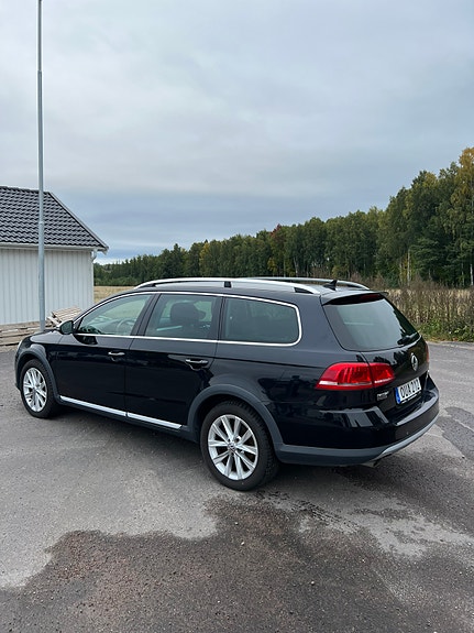 Volkswagen Passat Alltrack 2 of 3