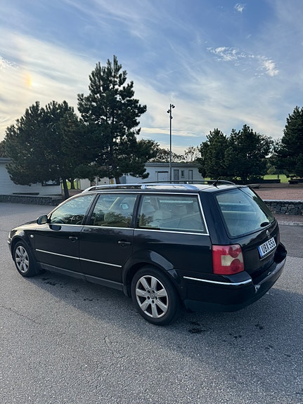 Volkswagen Passat 2 of 3