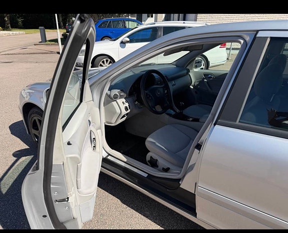 Mercedes-Benz C180 3 of 4