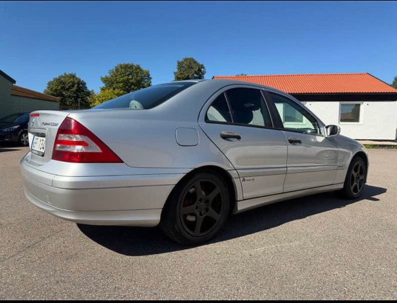 Mercedes-Benz C180 2 of 4