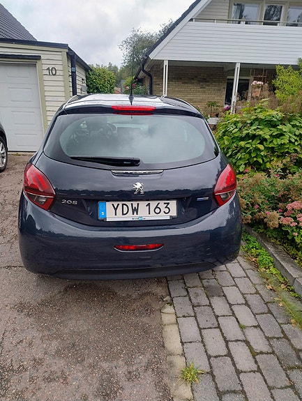 Peugeot 208 2 of 7