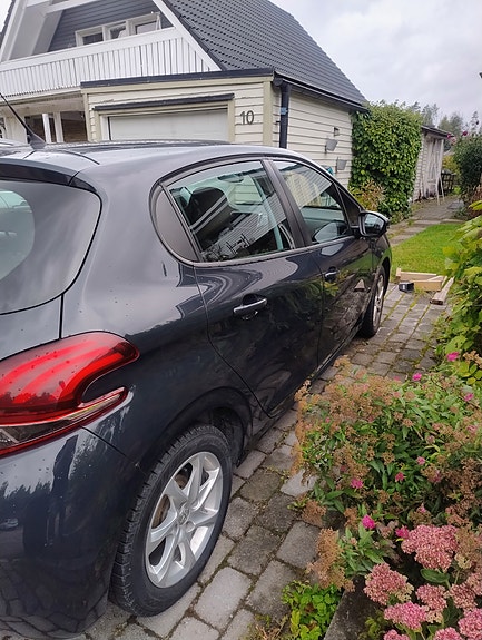 Peugeot 208 3 of 7