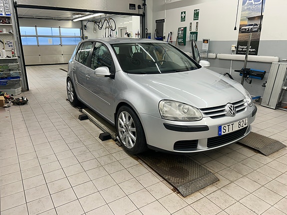 Volkswagen Golf V 2 of 8