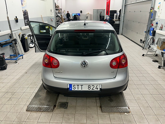 Volkswagen Golf V 3 of 8