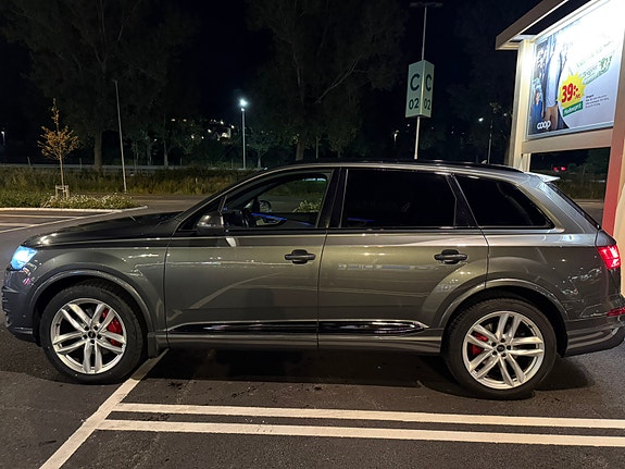 Audi Q7 2 of 24
