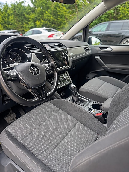 Volkswagen Touran 2 of 2
