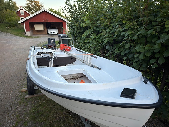 Styrpulpetbåt med Yamaha 20 hk – elmotor, ekolod & 30-kärra 4 of 8