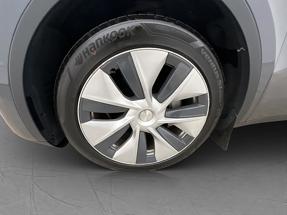 Tesla Model Y 28 of 30