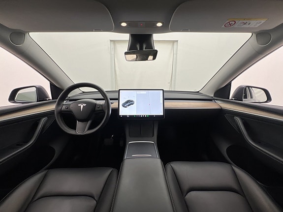 Tesla Model Y 16 of 30