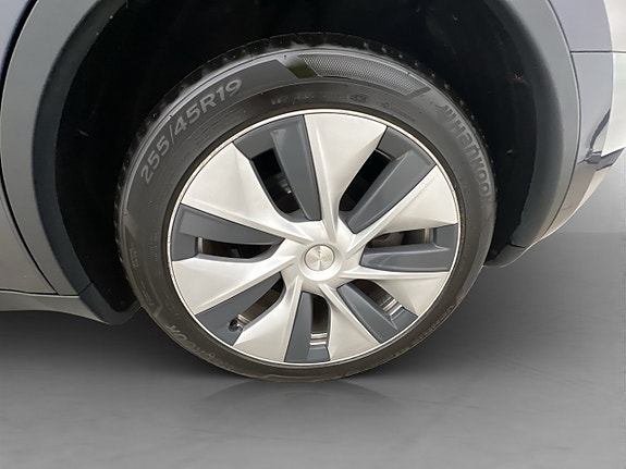 Tesla Model Y 29 of 30