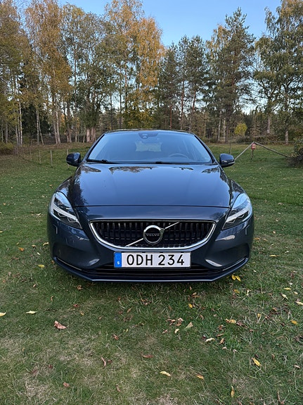 Volvo V40 2 of 8