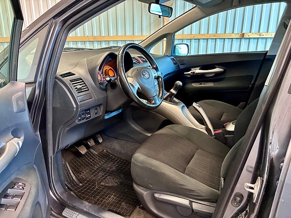 Toyota Auris 8 of 11