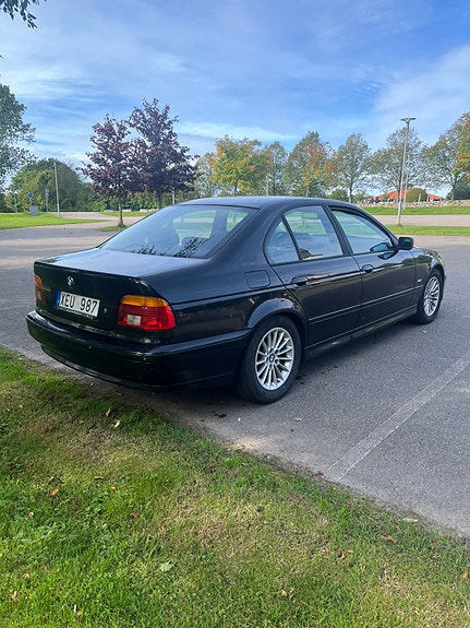 BMW 530i 3 of 7